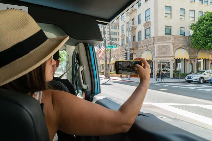 Los Angeles: Celebrity Homes and Hollywood Open-Air Bus Tour - Beverly Hills and Rodeo Drive photo time