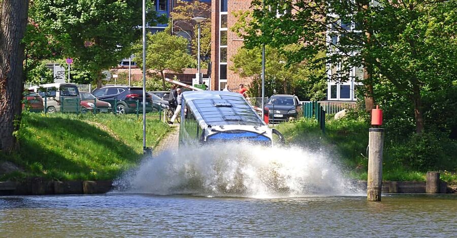 Lübeck: 1-Hour Splash Bus City Tour - The splash and the cruise on the Trave