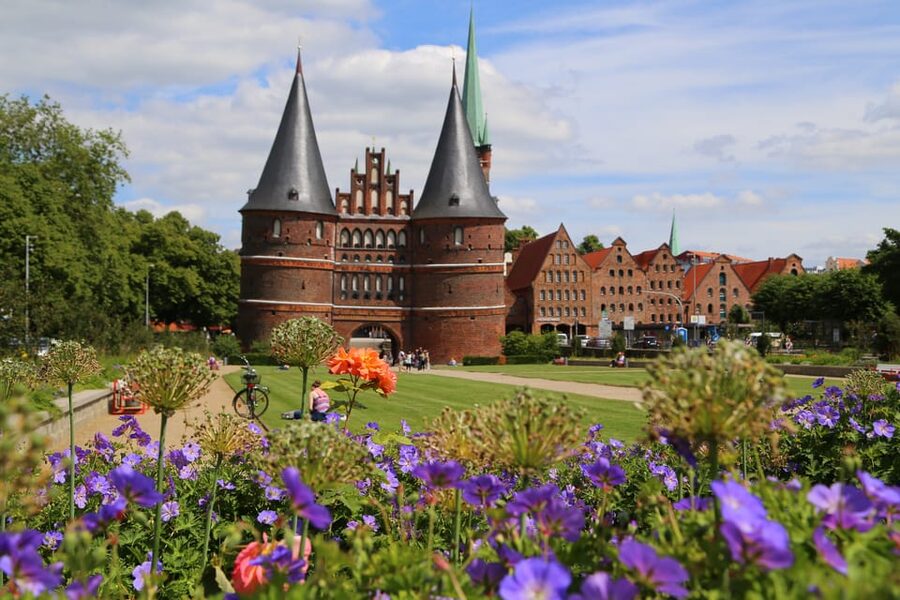 Lübeck: 1-Hour Splash Bus City Tour - Bridges, houses, and the garden district