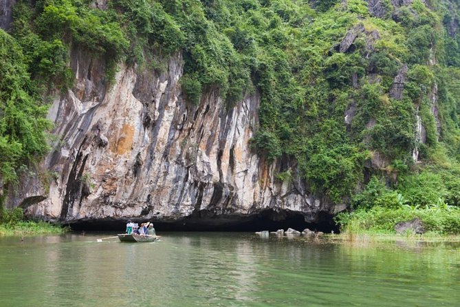 Luxury Hoa Lu Tam Coc Mua Cave 1 Day With Limousine Bus And Lunch - Rowing through Tam Coc’s three caves