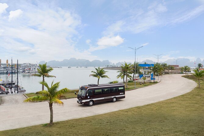 Luxury Limousine Bus transfer Ha Noi Old Quarter to Ha Long Bay - The people who make the ride easier