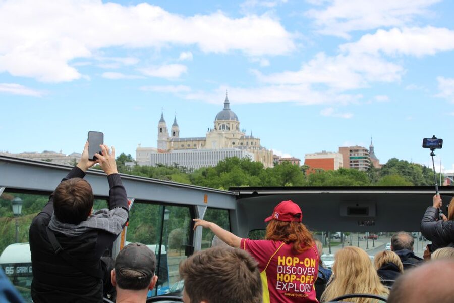 Madrid: Panoramic Open-Top Bus Day or Night Tour with Guide - The live guide and sound quality