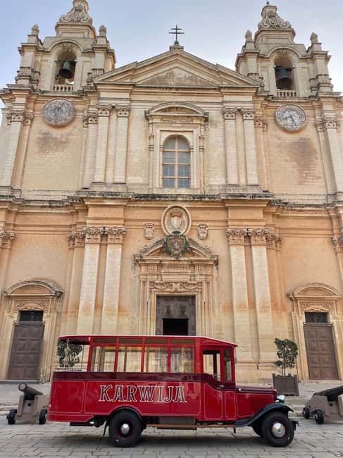 Malta: Private Chauffeur-Driven Vintage Bus - Valletta at the end of the day