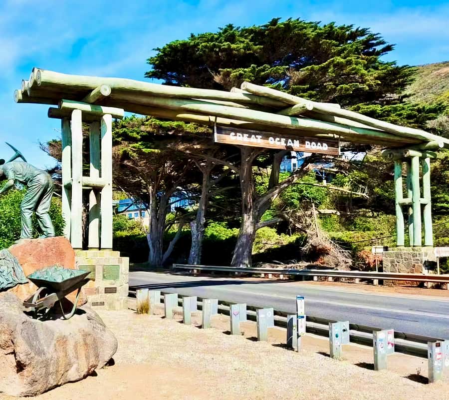 Melbourne Great Ocean Rd Reverse Tour London Bridge Wildlife - Loch Ard Gorge adds drama and history