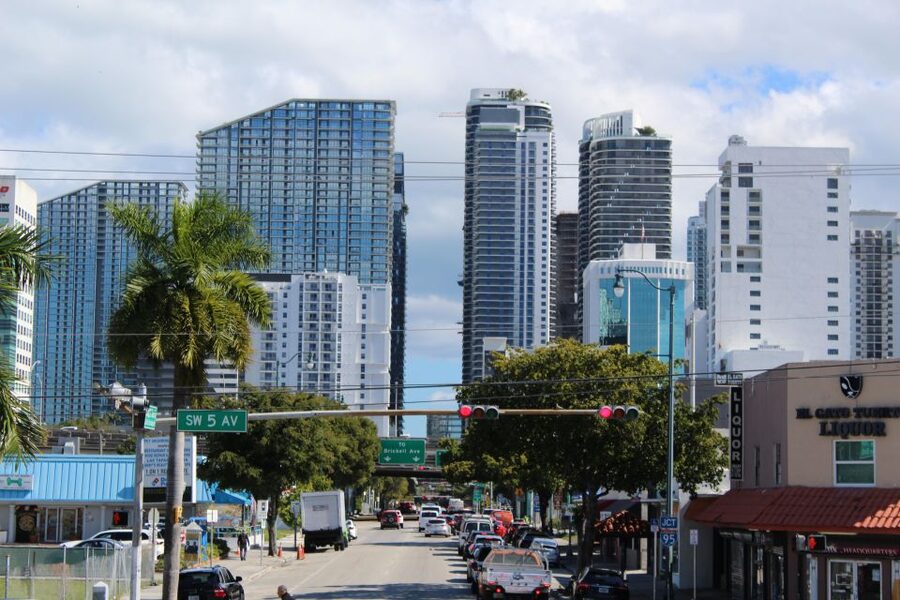 Miami : Bus, Boat & Walking Tour the Ultimate City Discovery - South Beach, Ocean Drive, and the Versace Mansion