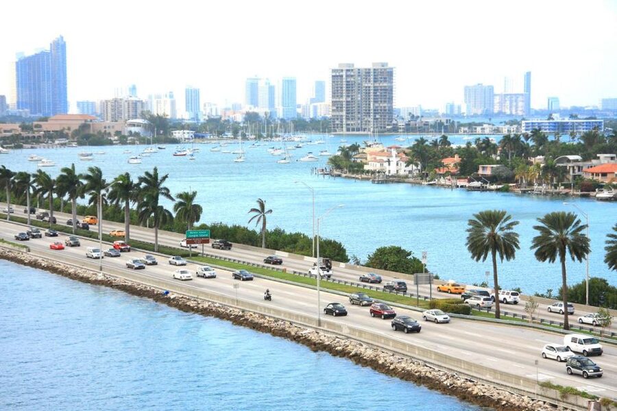 Miami: Double-Decker Bus Tour with Optional Boat Cruise - Downtown Miami and one hour at Bayside Marketplace