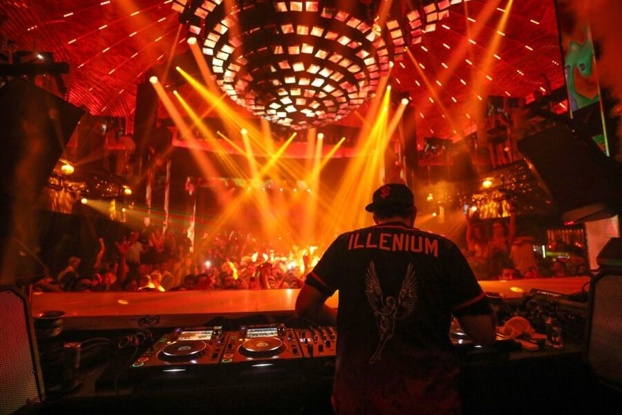 Miami: Party Bus, Club Entry, and Open Bar Night Experience - VIP nightclub entry and the venue question