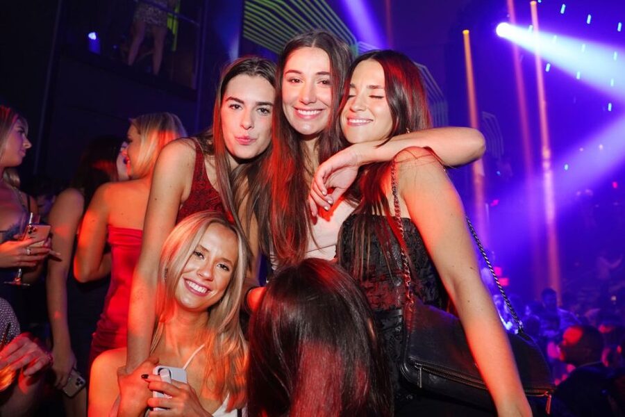 Miami: Party Bus, Club Entry, and Open Bar Night Experience - What the customer ratings tell you