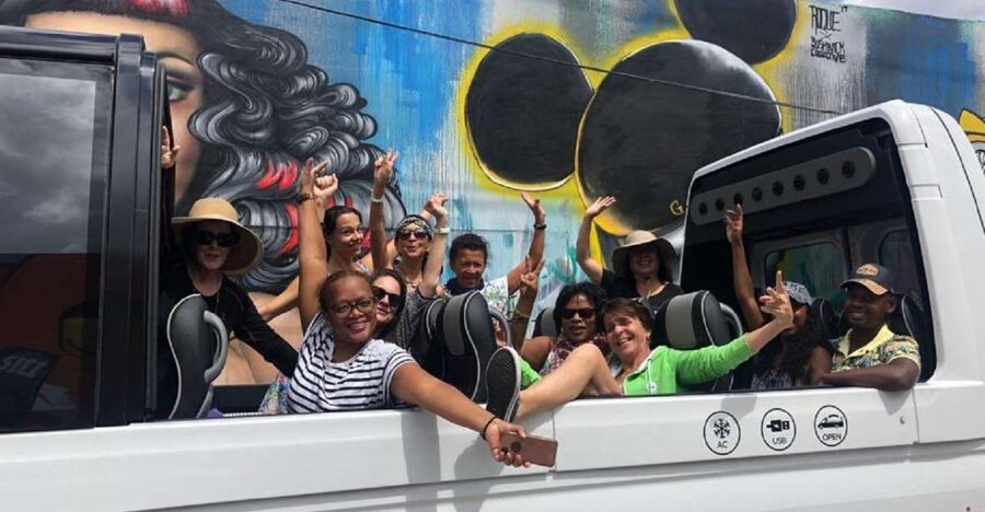 Miami Sightseeing Tour in a Convertible Bus (French) - Downtown Miami, where the city changes scale