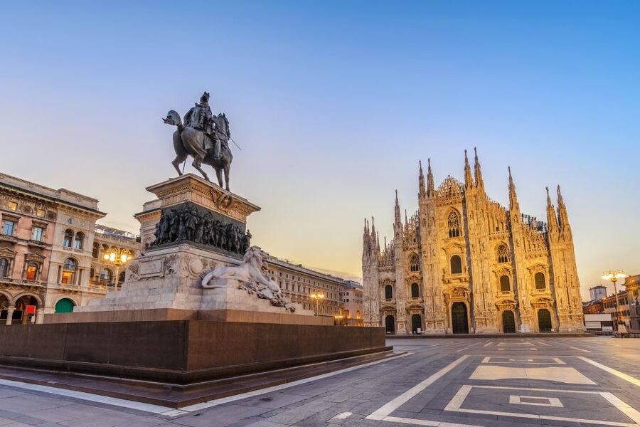 Milan: Duomo & Rooftop Tour with Optional Hop-On Hop-Off Bus - The meeting point deserves your attention
