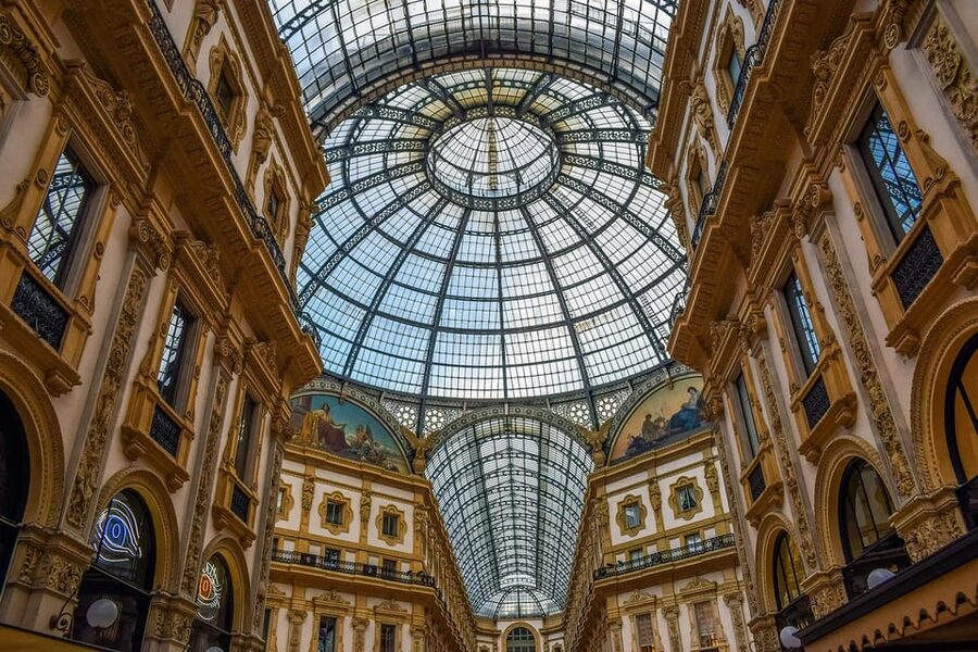 Milan: Night Tour by Bus - The Duomo, La Scala, and Brera in one central sweep