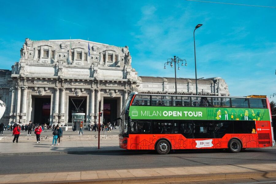 Milan: Skip-the-Line Duomo Guided Tour & Hop-on Hop-off Bus - Entering the Duomo with priority access