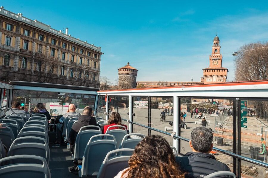 Milan: Skip-the-Line Duomo Guided Tour & Hop-on Hop-off Bus - Meeting the coordinator near 12Oz Coffee Joint