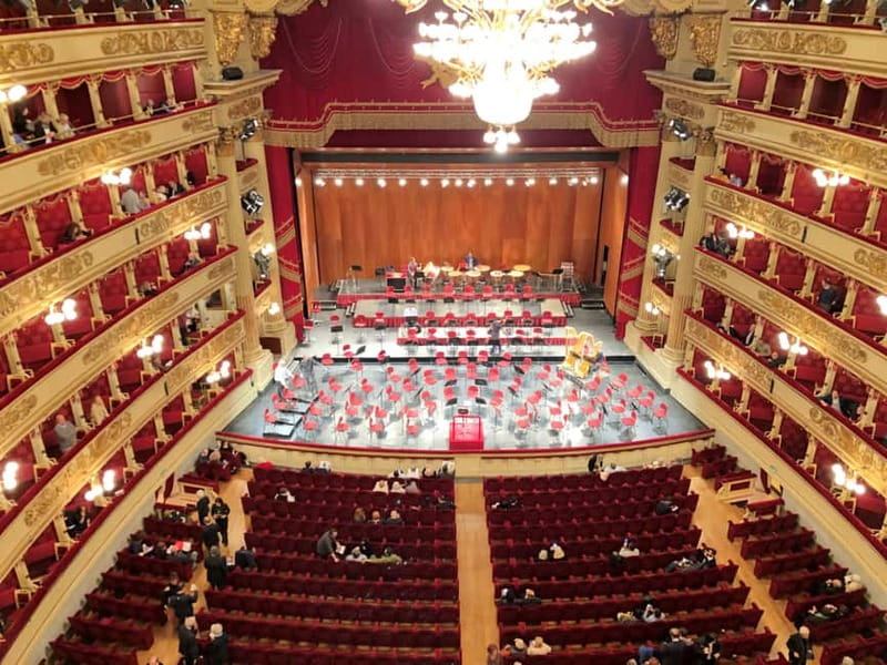Milan: Skip-the-Line La Scala Museum Tour + Hop On Hop Off - Seeing the theatre from a box