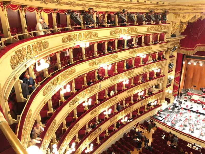 Milan: Skip-the-Line La Scala Museum Tour + Hop On Hop Off - Meeting the guide outside the museum