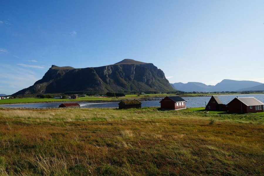 Molde: Atlantic Ocean Road & Varden Audio Guide Bus Tour - Hustadvika Coast, beaches, and local industry