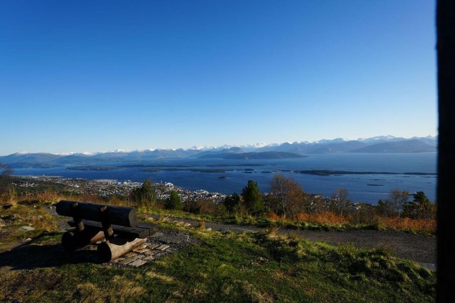Molde: Atlantic Ocean Road & Varden Audio Guide Bus Tour - Finding the right pier in Molde