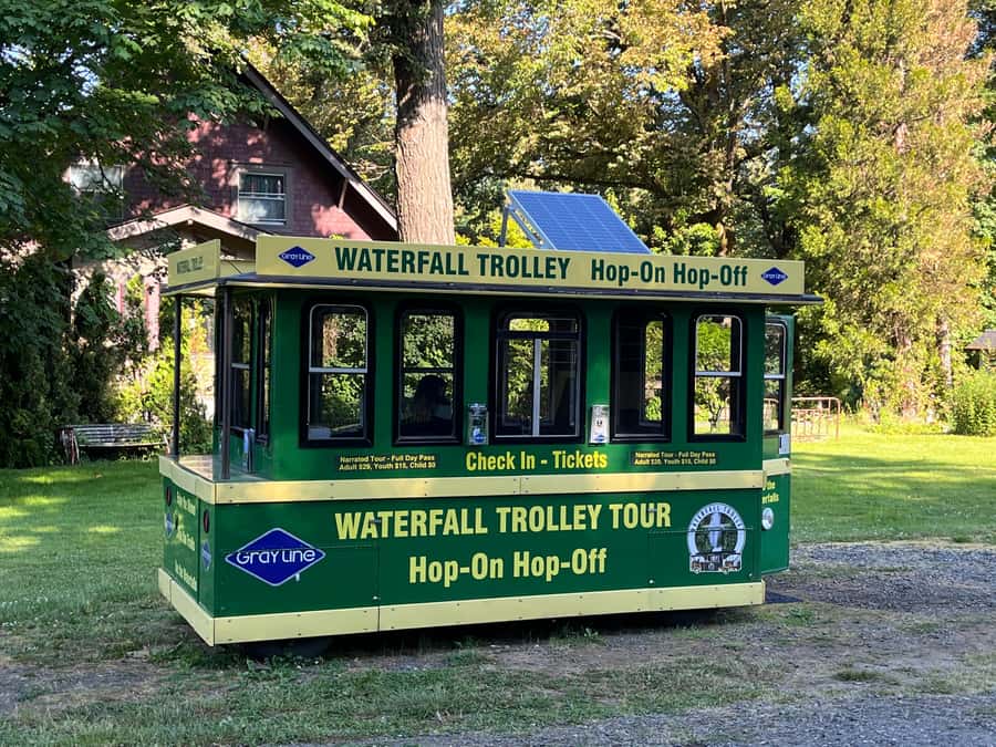 Multnomah Falls: Waterfall Corridor Hop-On Hop-Off Trolley - Latourell Falls brings the drama early