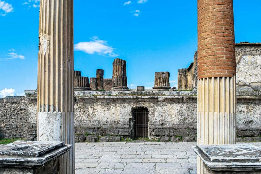 Naples:Pompeii SkiptheLine Ticket audioguide Round-Trip Bus - Key points at a glance