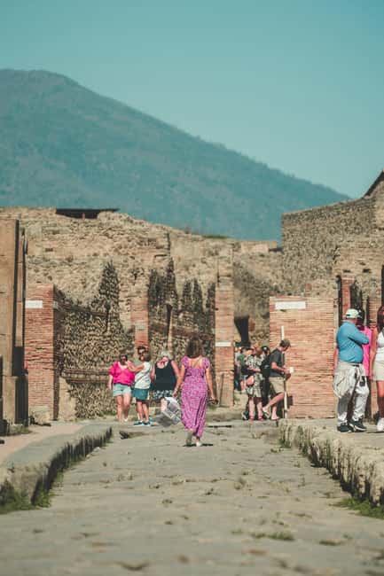 Naples:Pompeii SkiptheLine Ticket audioguide Round-Trip Bus - Why this Pompeii transfer makes sense from Naples