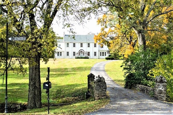 Nashville "Homes Of The Stars" Narrated Bus Tour with 30+ Celebrity Homes - The downtown meeting point at 108 1st Avenue South