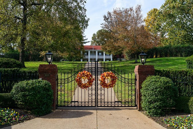 Nashville "Homes Of The Stars" Narrated Bus Tour with 30+ Celebrity Homes - The guide, the soundtrack, and the tone