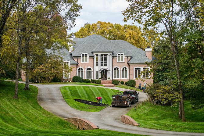 Nashville "Homes Of The Stars" Narrated Bus Tour with 30+ Celebrity Homes - The first sights: Second Avenue, Fort Nashborough, and the Ryman