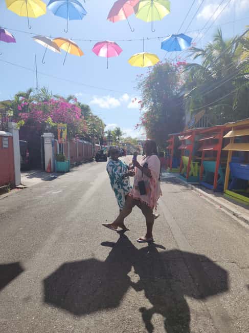 Nassau: Electric Bus Tour with Food & Drink Samples - Rum Cake Factory: Nassau in a sweet bite
