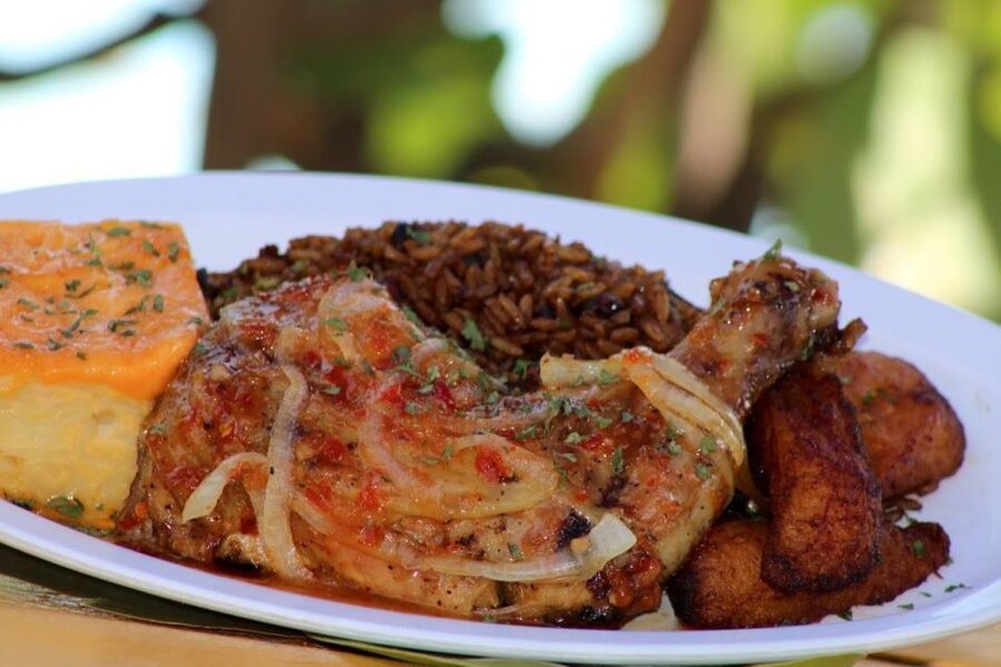 Nassau: Sip, Sample & See, Food & History Bus Tour - A family restaurant lunch worth saving room for