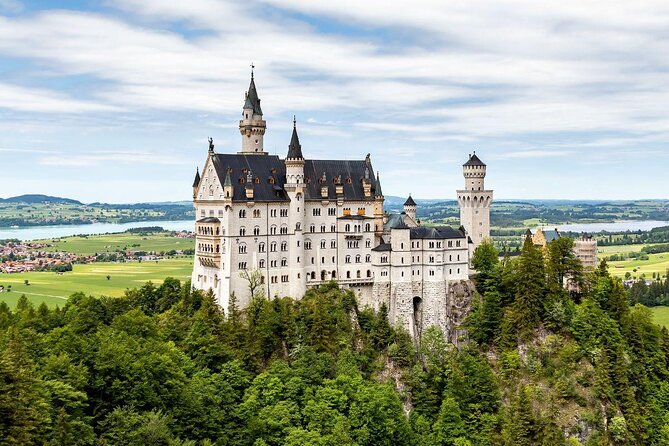 Neuschwanstein Castle by Bus Incl. Bike Ride or Hohenschwangau - The day at a glance