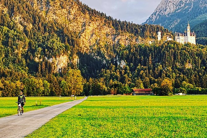 Neuschwanstein Castle by Bus Incl. Bike Ride or Hohenschwangau - The uphill route to Marienbrücke