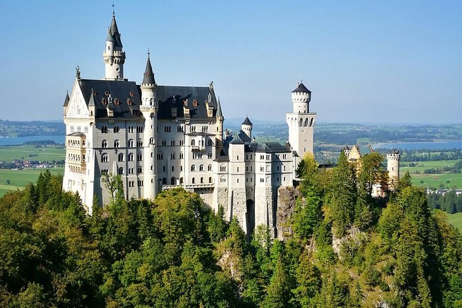 Neuschwanstein Castle by Bus Incl. Bike Ride or Hohenschwangau - Lunch beside two Bavarian castles