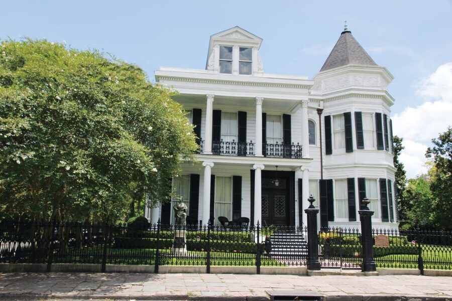 New Orleans: 2-Hour 15-Minute City and Cemetery Tour by Bus - Who should take this tour?