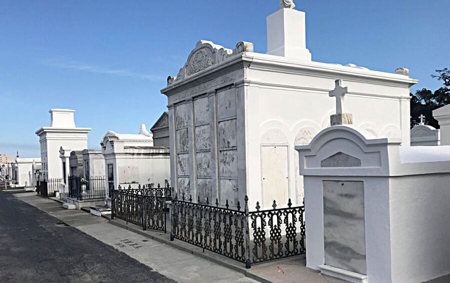 New Orleans: 2-Hour 15-Minute City and Cemetery Tour by Bus - The bus, group size, and comfort
