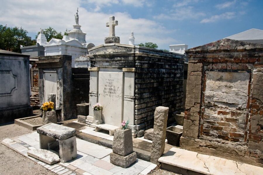 New Orleans: City & Cemetery Tour by Air-Conditioned Minibus - The cemetery walk and New Orleans burial customs