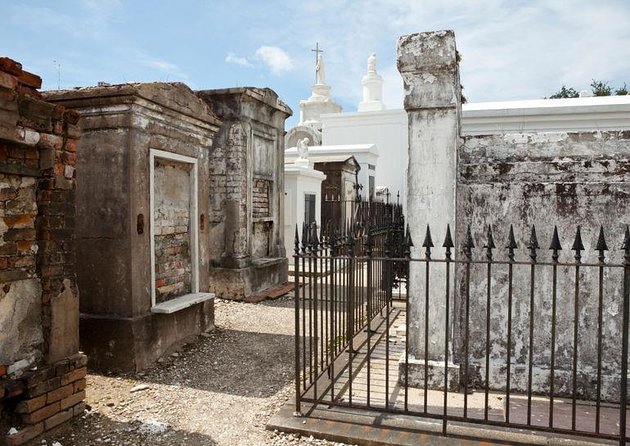 New Orleans Dead of Night Ghosts and Cemetery Bus Tour - A night tour built around New Orleans death lore