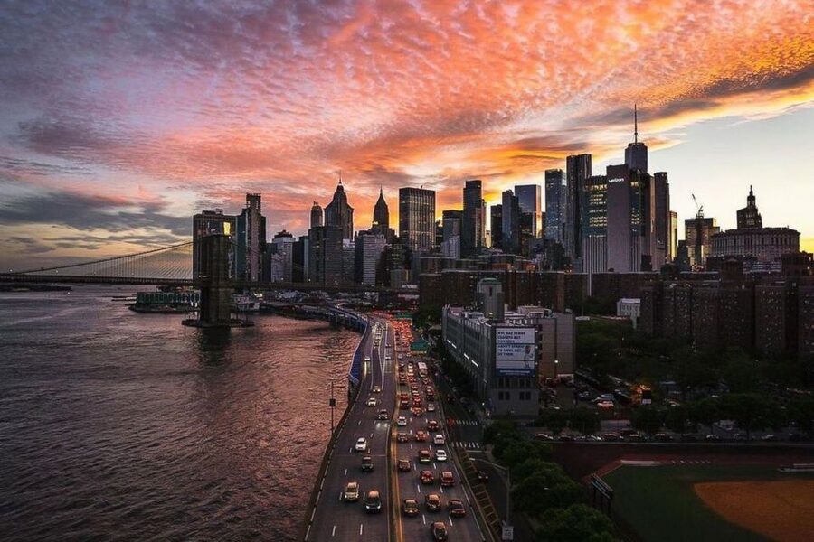 New York City: Night Skyline Bus Tour with Pizza Slice - Starting at Junior’s in Midtown
