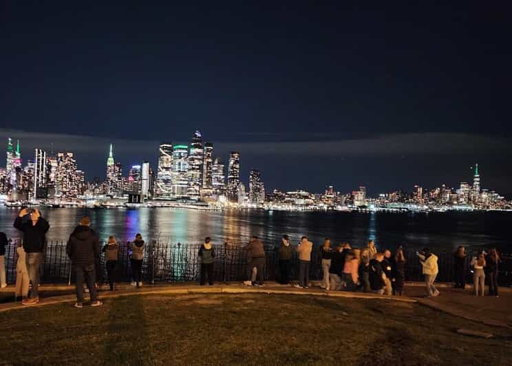 New York City Night Views - A panoramic hop-on-hop-off tour - What the guide adds to the evening