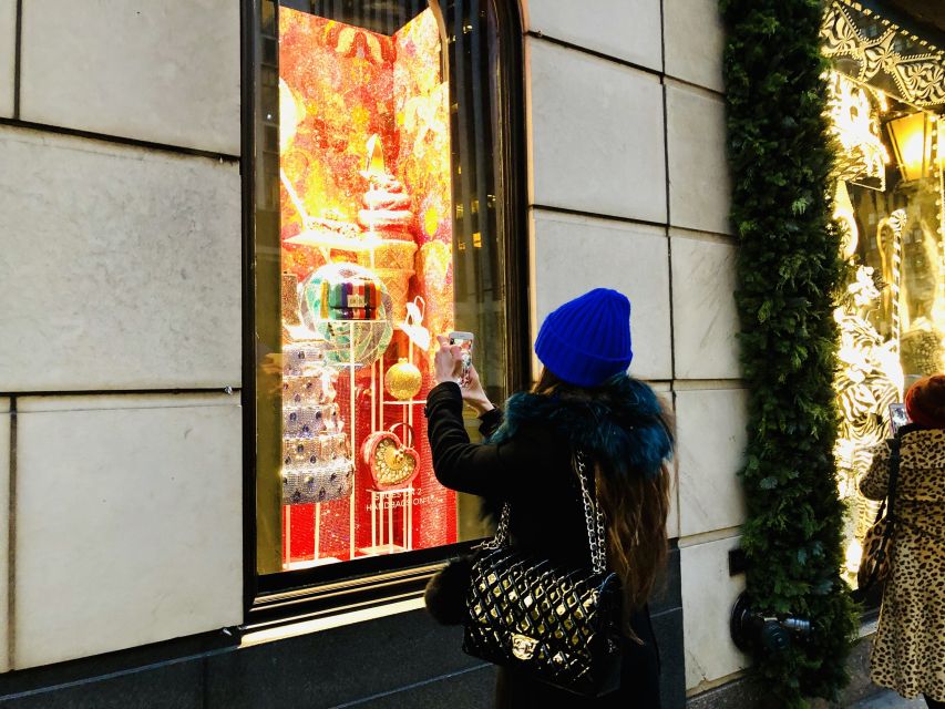 New York Holiday Lights and Movie Sites Bus Tour - Why a holiday bus is useful in Manhattan