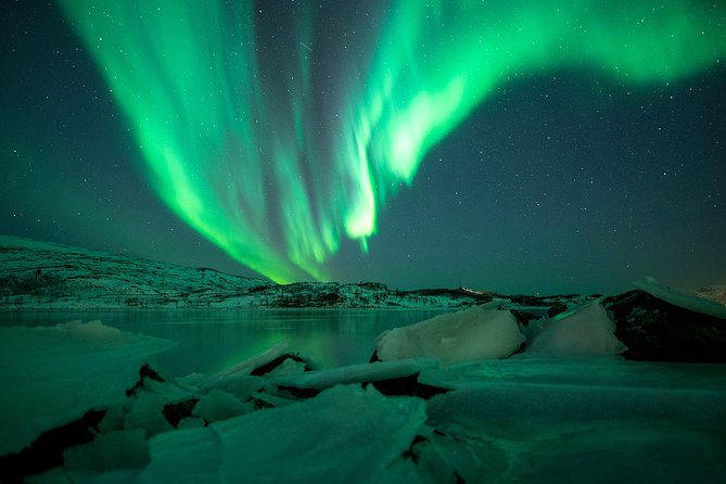 Northern Lights Big Bus Chase with Chasing Lights - A chase, not a fixed northern lights stop