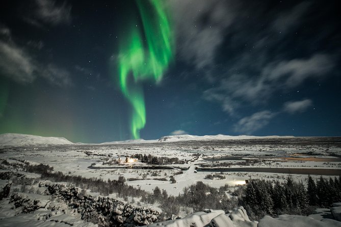 Northern Lights Bus Tour from Reykjavik with Hot Chocolate - Seeing the aurora with your eyes and camera