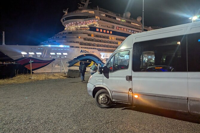 Northern Lights Minibus Chase Max 16 Person In Group - Staying Warm While You Wait