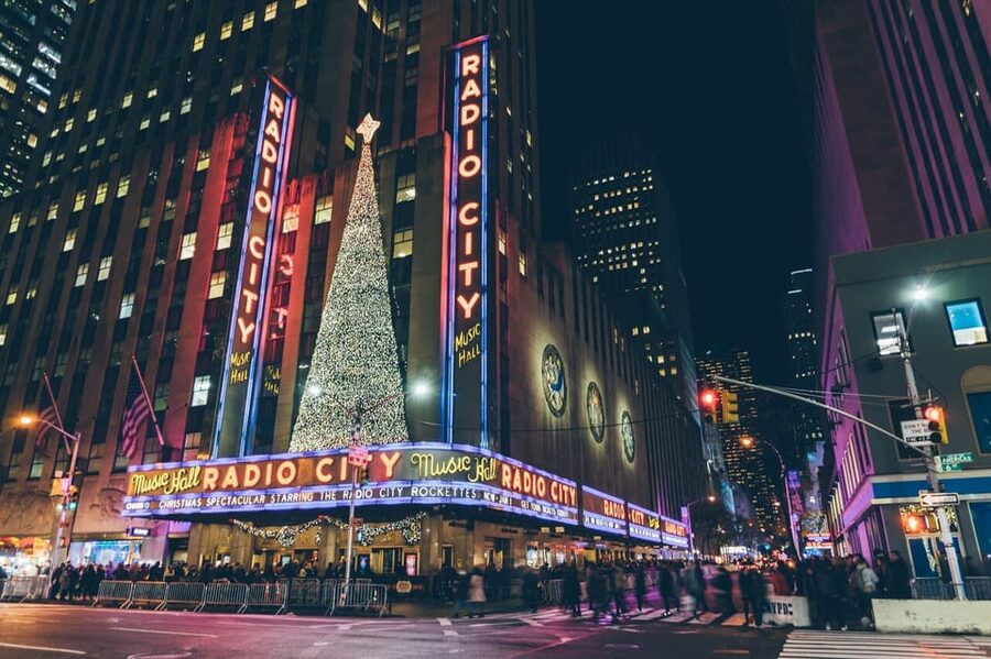 NYC: Dyker Heights and NYC Holiday Lights Luxury Bus Tour - Why Dyker Heights is worth the trip