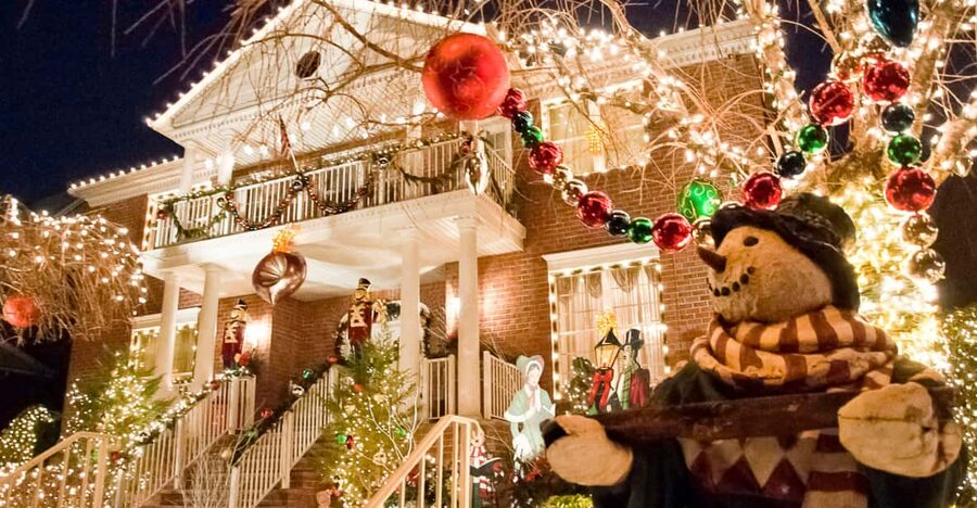 NYC: Dyker Heights and NYC Holiday Lights Luxury Bus Tour - The one-hour walk through Dyker Heights