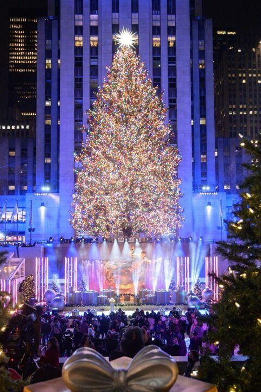 NYC: Dyker Heights and NYC Holiday Lights Luxury Bus Tour - Rockefeller Center gives the tour a proper finale