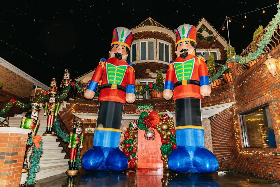 NYC: Dyker Heights Christmas Lights & Skyline View Bus Tour - Brooklyn Bridge Park and the best skyline photograph