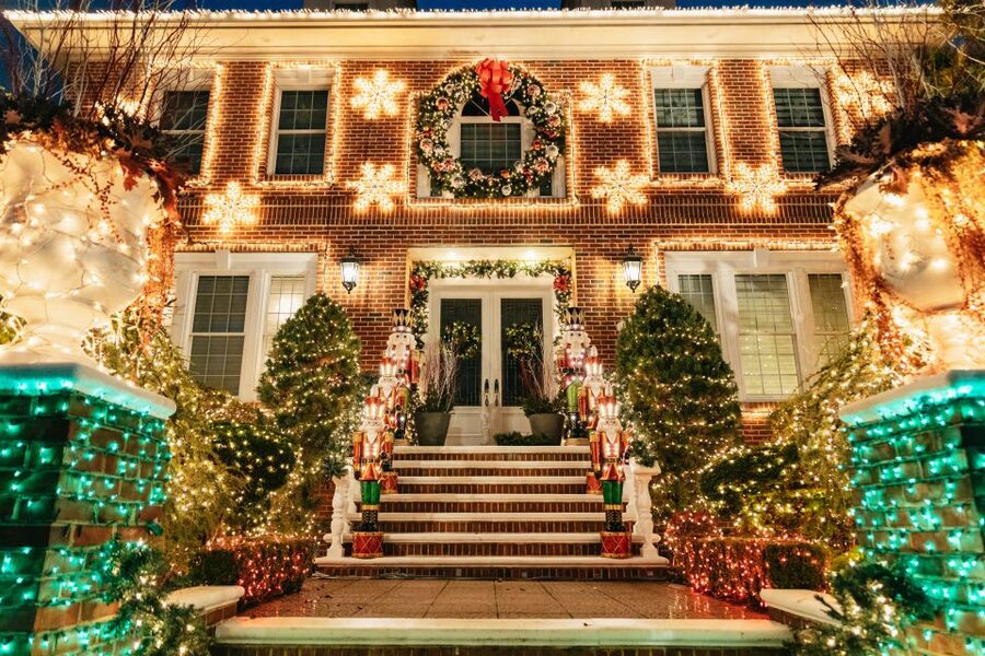 NYC: Dyker Heights Christmas Lights & Skyline View Bus Tour - Starting at Junior’s and crossing into Brooklyn