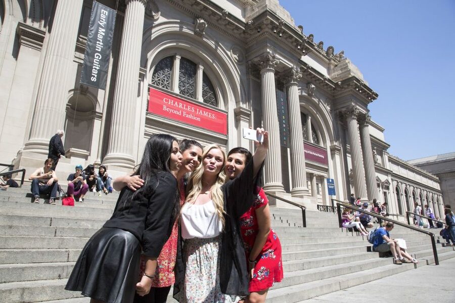 NYC: Gossip Girl Sites Bus Tour - Vera Wang and Blair’s wedding style