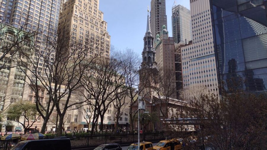 NYC: Gray Line Guided 5 Hour Manhattan Premium Bus Tour - A quick stop at Chelsea Market