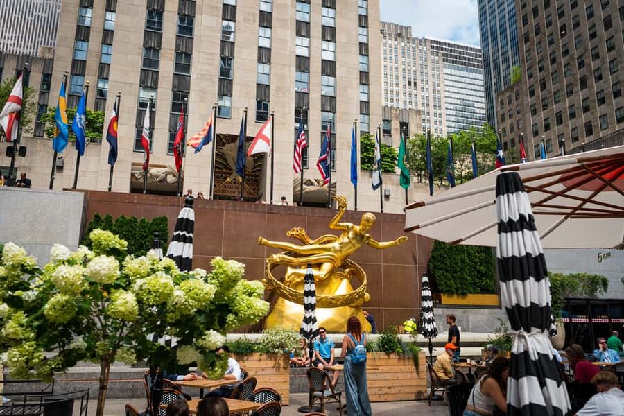 NYC: Half-Day Luxury Bus Tour of Top Highlights - Rockefeller Center gives you the first real walk